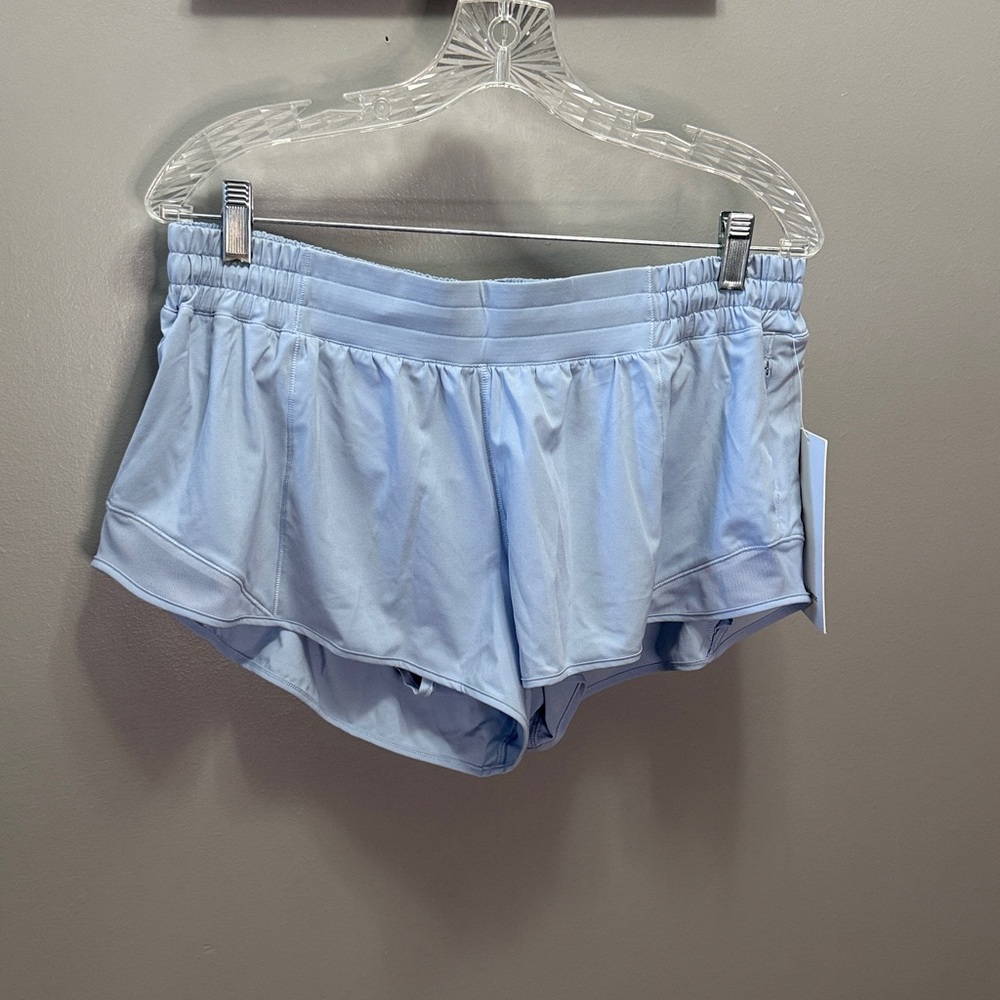 NWT Lululemon Hotty Hot Low-Rise Shorts
2.5" Lined Size 14 - Picture 4 of 6